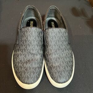 SUPER CUTE AND COMFORTABLE MK SLIP ON. GREAT CONDITION.